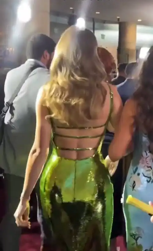 SunTay worship. Let’s worship Taylor’s sexy back and her fat ass