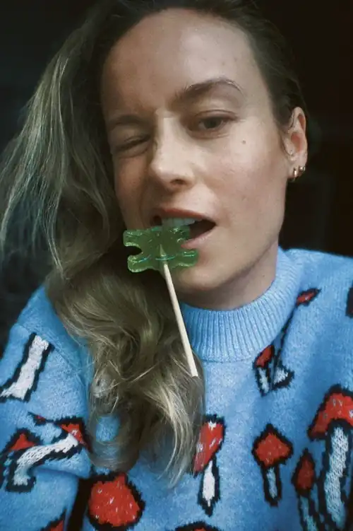 I want her to bite the tip like this 😅🥴🥵😍