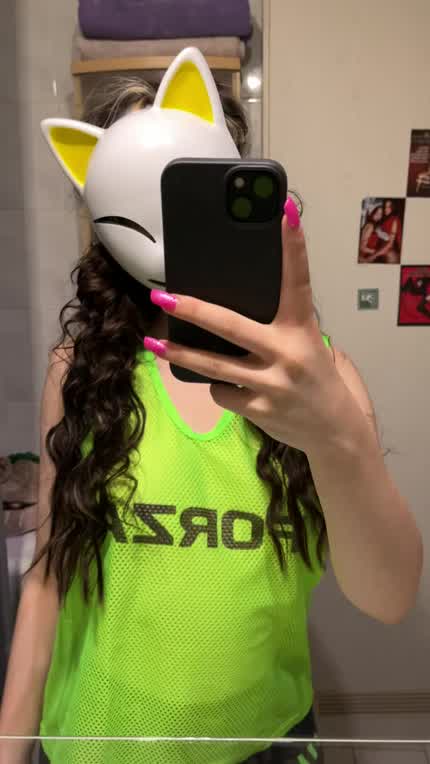 tell me your age and i'll send nudes