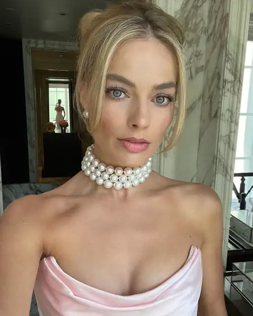 Hey Reddit, I’m Margot Robbie, your favourite fap material I’ve decided to do an AMA, so Ask Me Anything