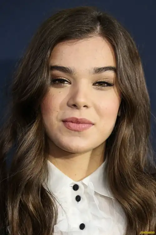 My favorite Hailee Steinfeld pic! Damn, she's so hot and so sexy! 🥵🍆💦
