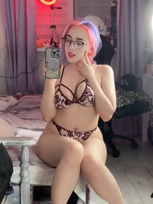  im your busty egirl gf now