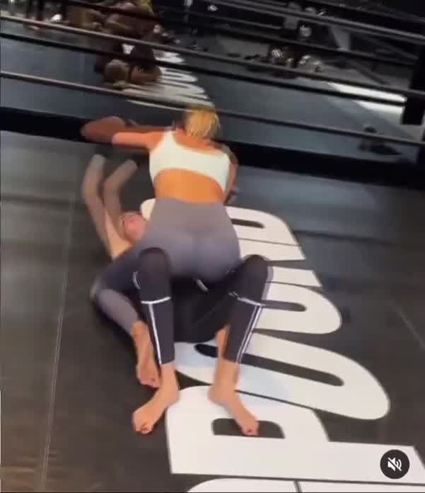 Cara grappling in the gym