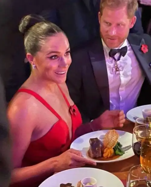 Another pic from the gala. Harry can’t keep his eyes off of her 😍