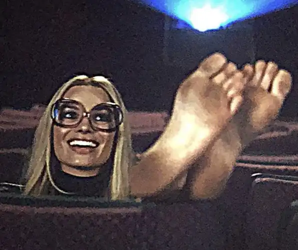 Dm me to talk about her feet