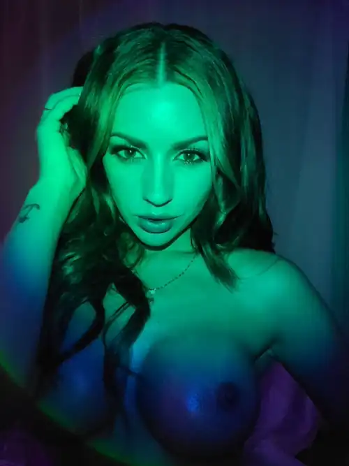 Unpopular opinion Bimbo Lexi is just as hot as natural Lexi