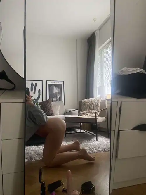 Jag står på alla 4, putandes med rumpan, alla leksaker på ett led.. vad gör du? Vilken använder du? Behöver en snuskig man. 