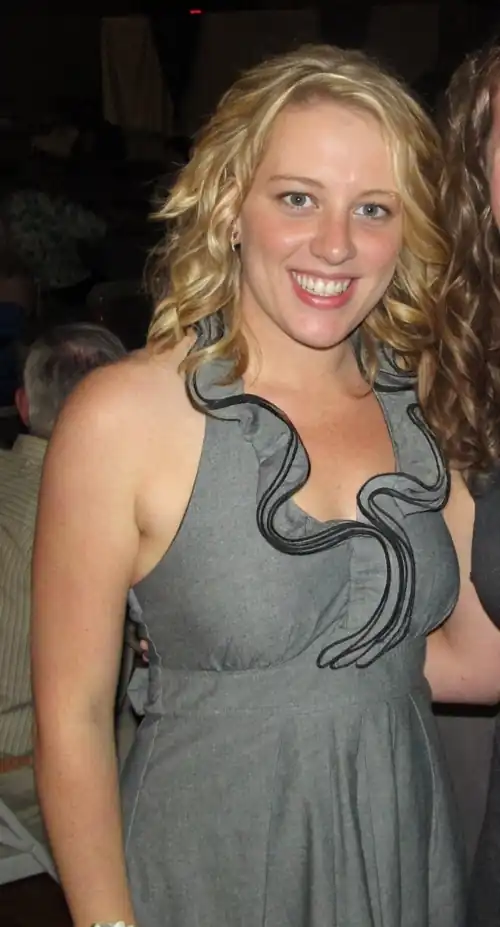 Cute dress and curly hair 💕