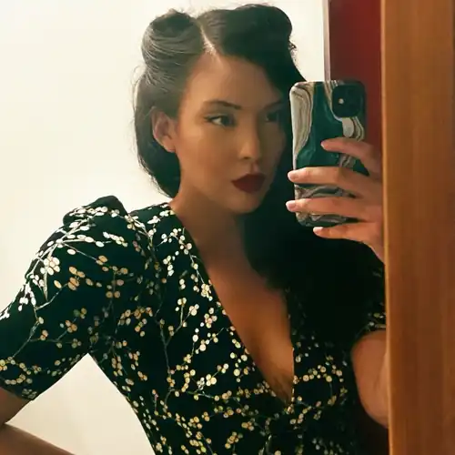 Newly out lesbian living the vintage/high femme/time travelling dream like its 1947 (but an alternate version that wouldn’t ostracize my gay POC ass). A girl can dream, right? 🖤