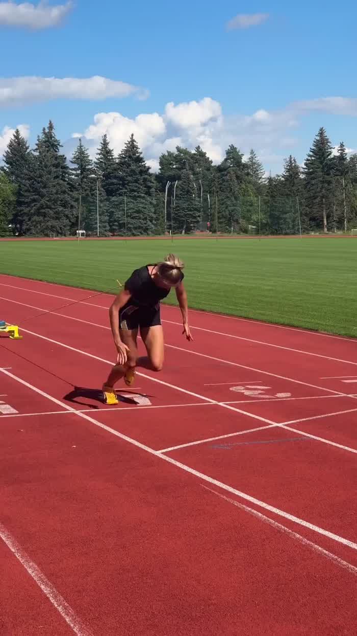 Alica parachute running 