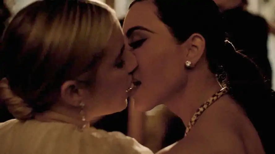 Kim Kardashian and Emma Roberts in the trailer for American Horror Story: Delicate 😈