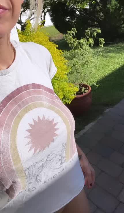 The neighbors just love the neighborhood MILF. 😏