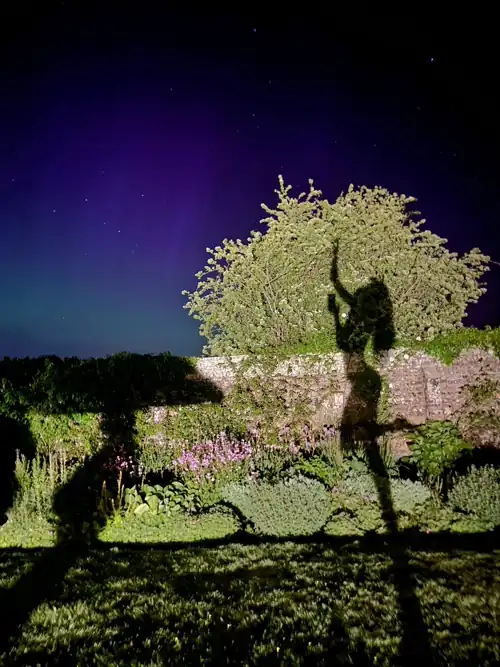 Took this shadow selfie in my garden with the northern lights 🌙✨