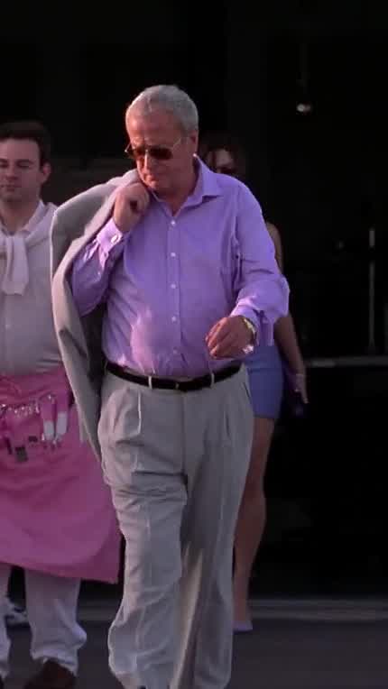 At the opening premiere of Miss Congeniality (2000), when Sandra Bullock got out of her car, she actually did trip and fall down just like her character does a few times in the movie