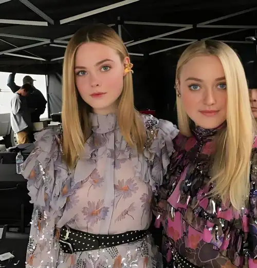 Elle and Dakota the cutest sisters 