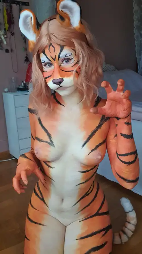 Tiger bodypaint with muzzle prosthetic - by MisaCosplaySwe