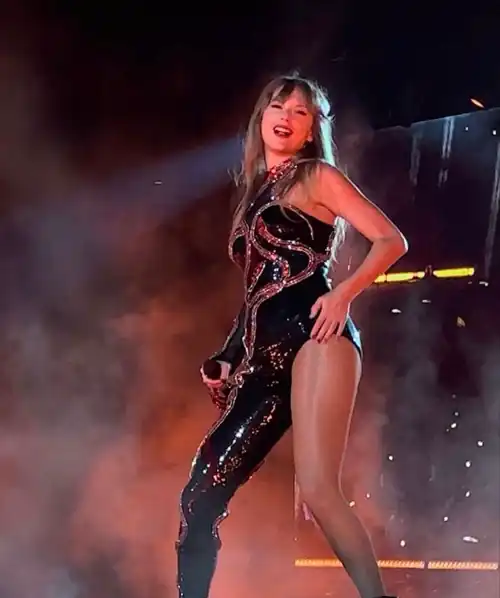 catfishing u as Taylor Swift! upvote ily 🖤❤️