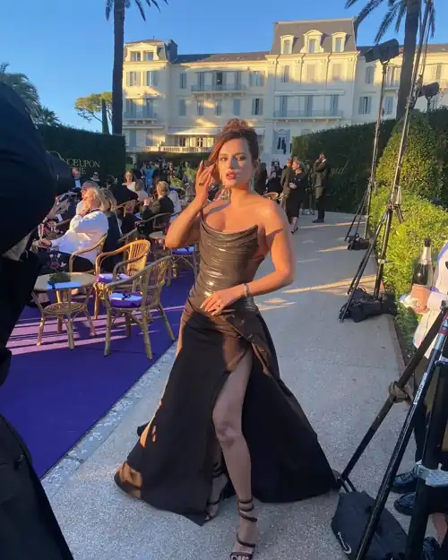 Bella Thorne Looking Glamorous