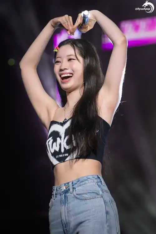 Might be the clearest pics of Dahyun's pits (zoom in to see the textures)