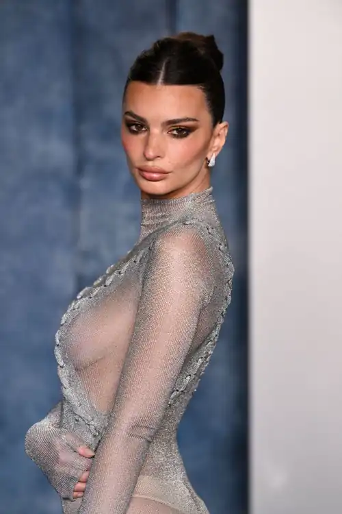 Emily Ratajkowski 