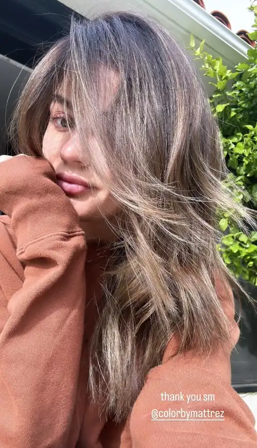 Selfie, showing off her new hair color | IG story December 2023