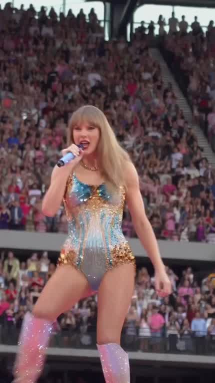 Let’s start the week off right with Taylor’s sexy body