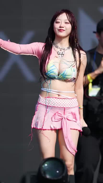 Jeewon (South Korean music artist) bouncing around