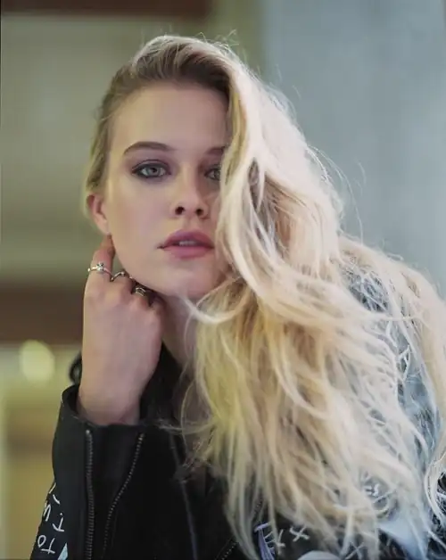 Polly Cooper [Tiera Skovbye]