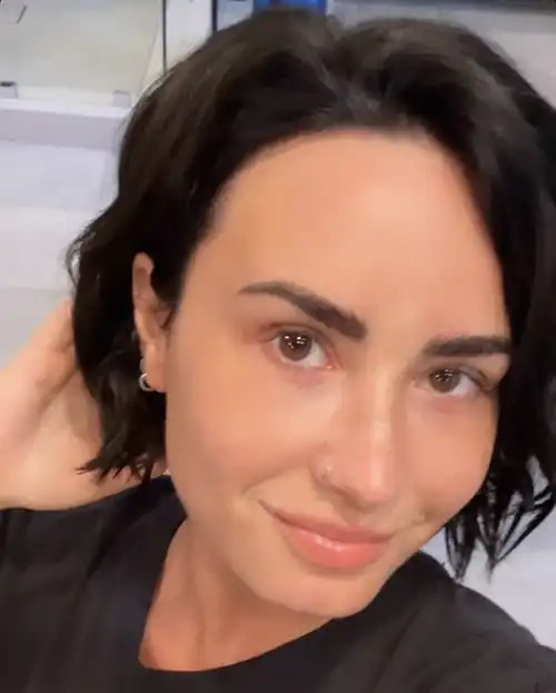 No make up Demi (2023)