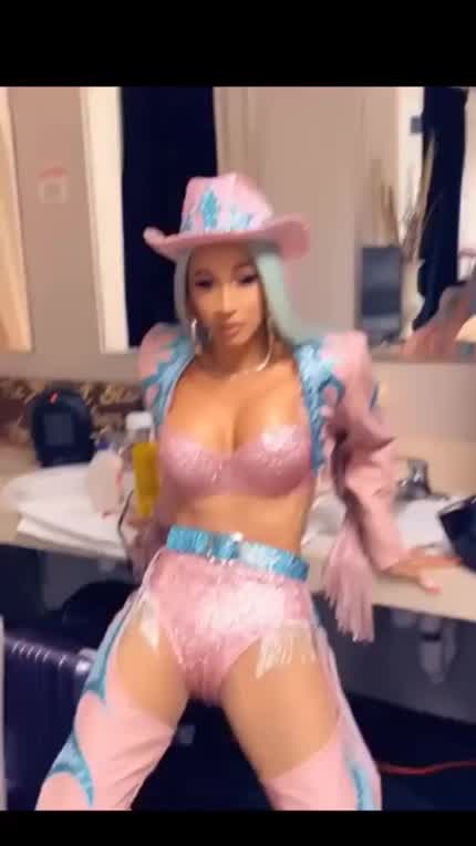 We all know Cardi a pro rider 😉