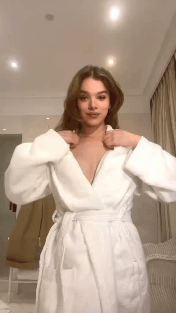 Imagine Hailee taking off her robe in front of you 😍