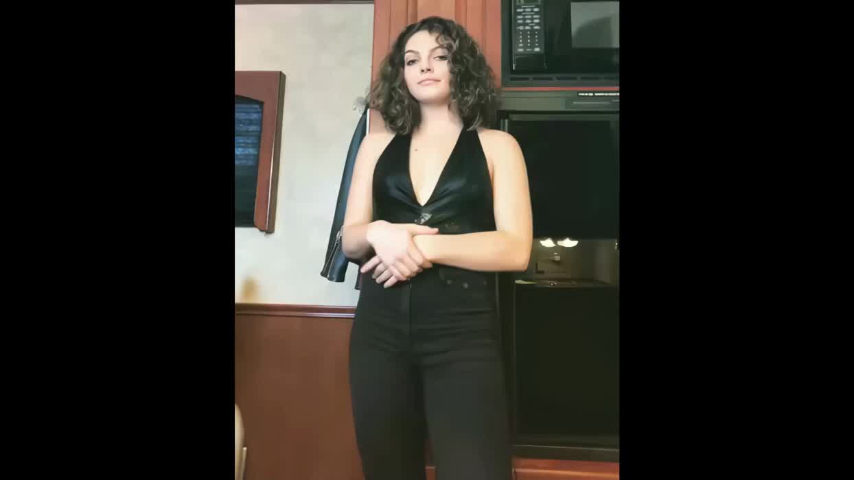 Camren Bicondova showing her big butt🍑