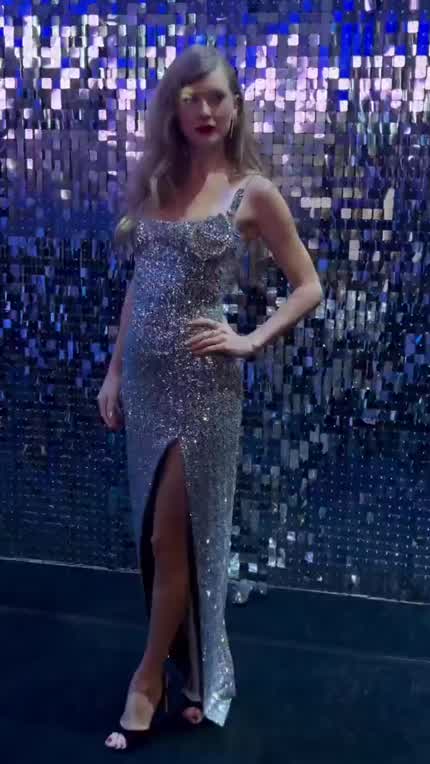 Taylor in London (11-30-23)