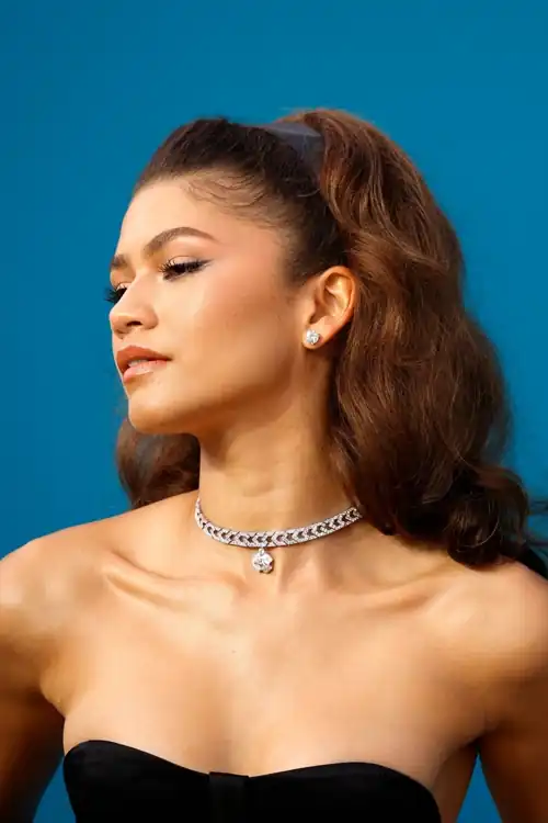 Queen Zendaya no other woman is sexy as she is. Zendaya was made by the gods.