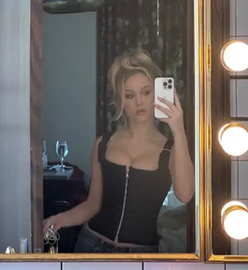 Corset cleavage on insta (21/09/23)
