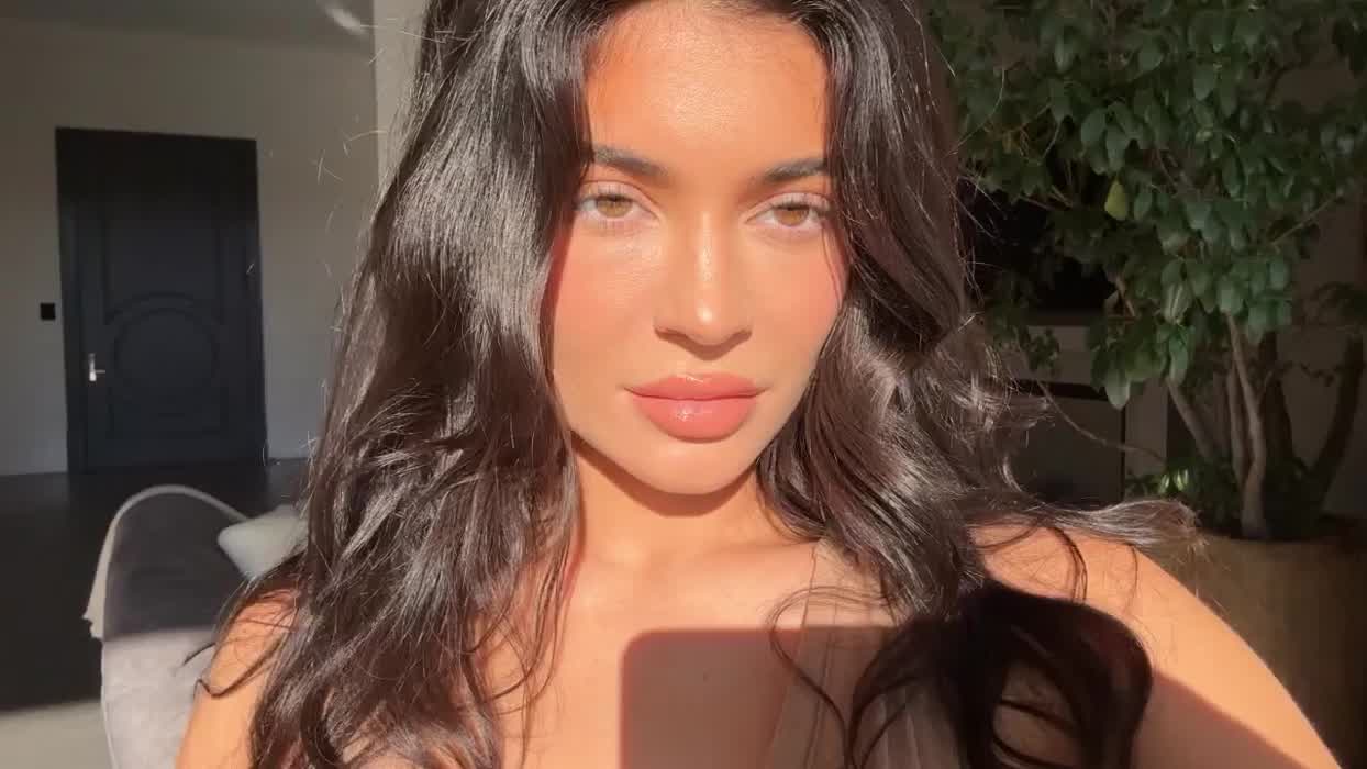 Sun in her eyes - Most beautiful Kylie Jenner 