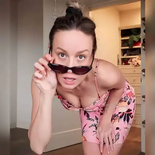 Brie is looking at you 🥵