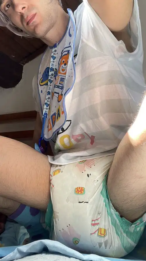 When I started posting pics in soggy diapers I thought I had everything under control but now I wake up every morning in a diaper like this while my thingy leaks pre-cum through the cage🫠