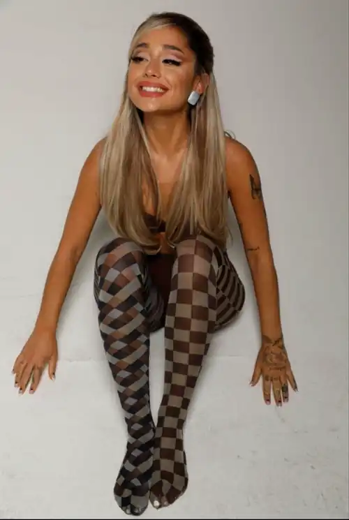 Gooning my bwc to Ariana right now 😫