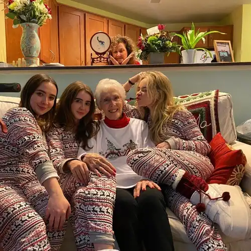 Sweet family photo! ❤️