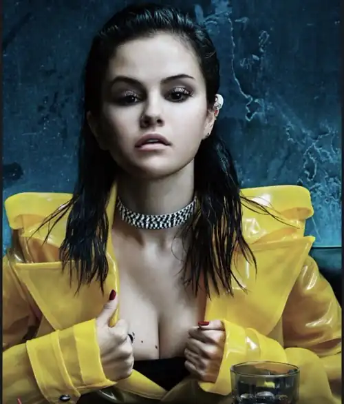 She’s getting ready to flash those increasing large melons 🍈 🍼