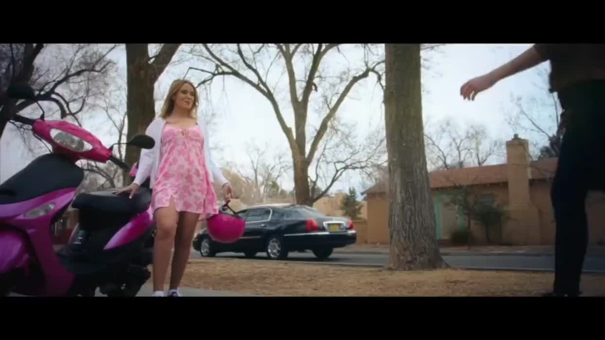 Kat kissing Emily Eruraviel in "Jade"