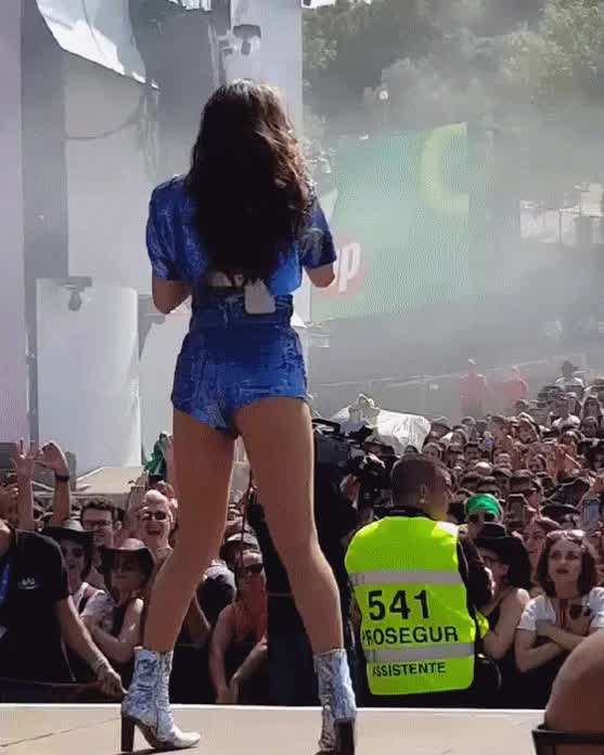 Hailee Steinfeld booty on stage