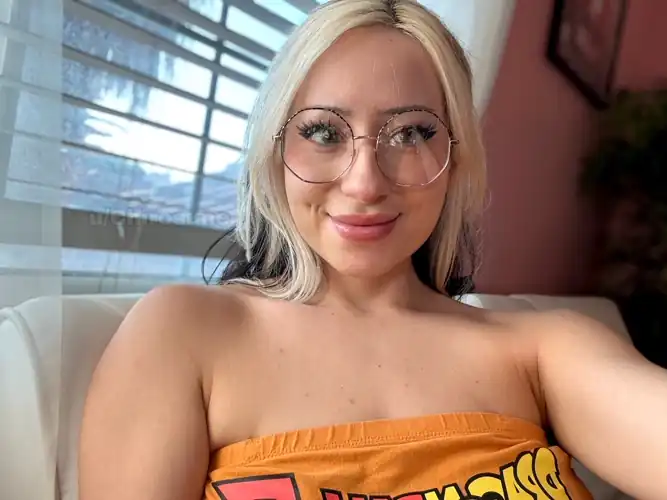 I think huge glasses are super cute. 