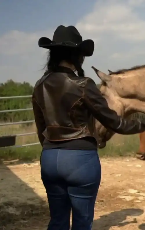 Poki’s huge butt in jeans