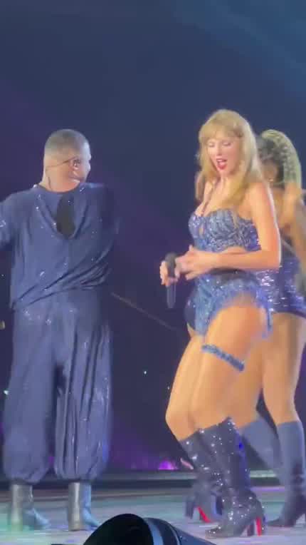 That ass looks delicious 😚 I can't stop cumming 