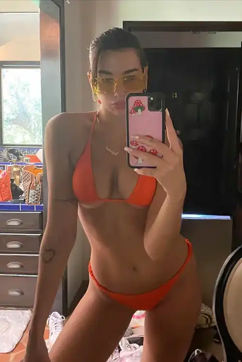 Dua bikini selfie