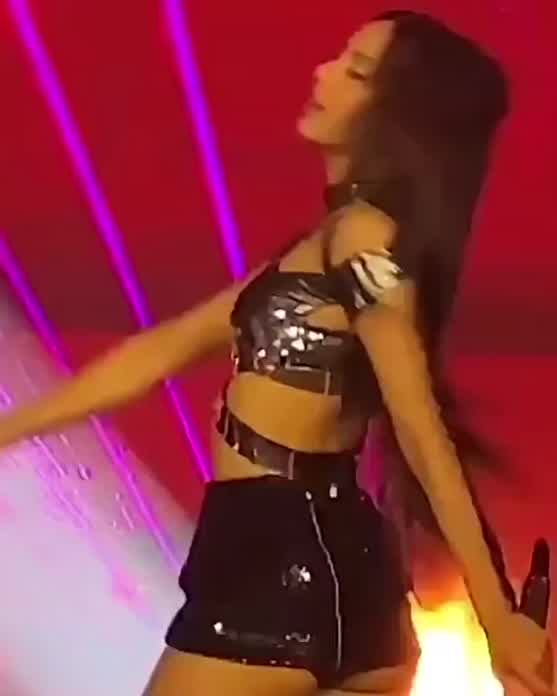 Lisa's legendary cheeks 🍑👋