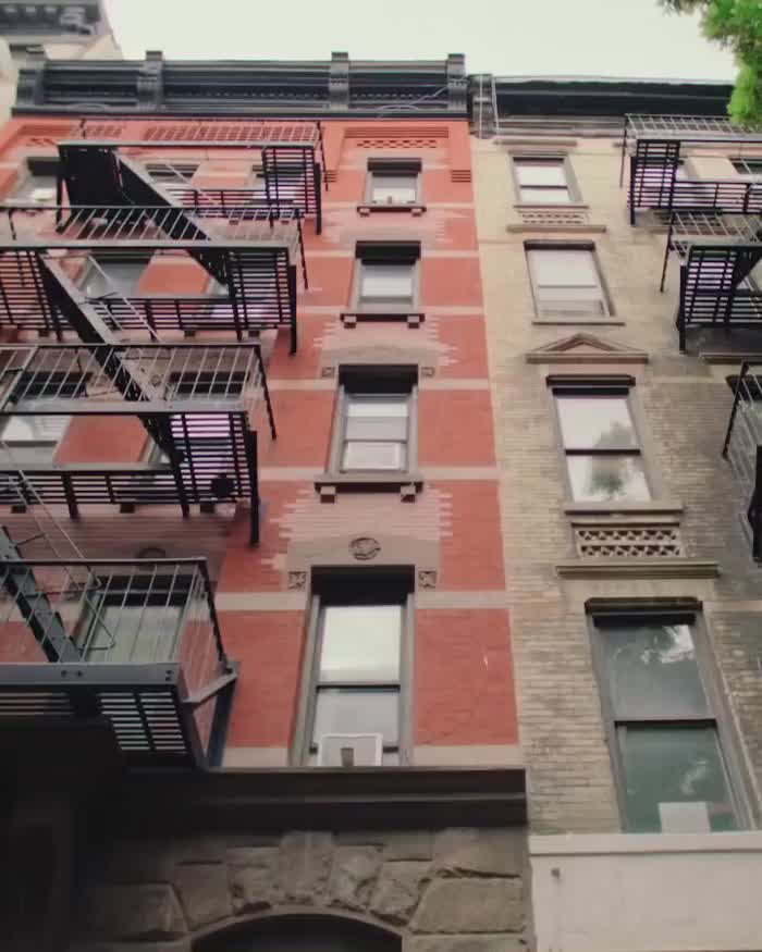 Taylor out in the city 