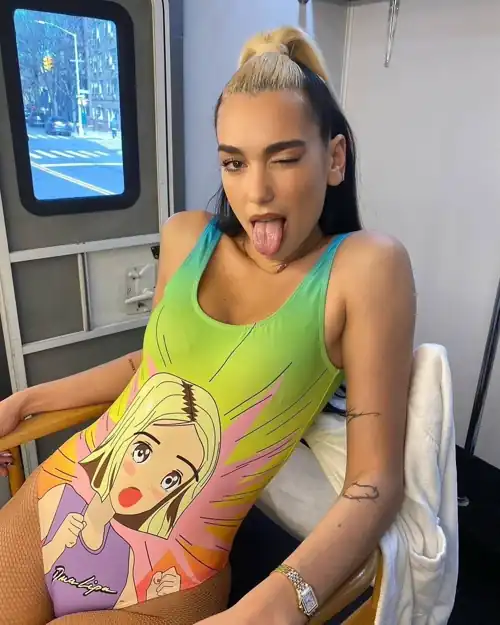 Anybody wanna get gay on mic or cam for her? 